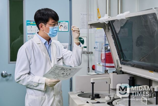 분석실험하고 있는 K-MEDI hub 연구원