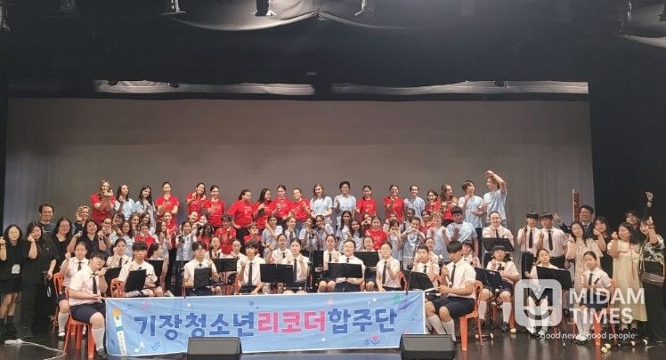 기장쳥소년리코더합주단이 싱가포르에 있는 프랑스국제학교에서 리코더 합주공연 후 기념촬영을 하고 있다.