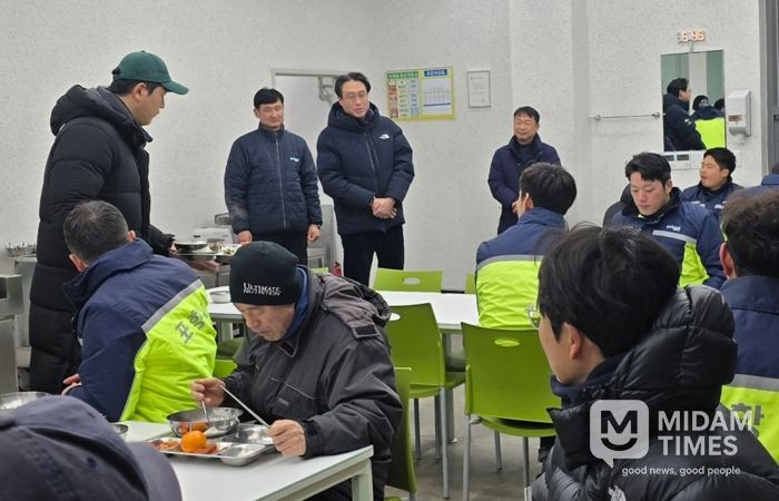 포항시 환경국장은 지난 23일 아침 환경관리원 복지회관을 방문해 환경관리원들을 격려했다.