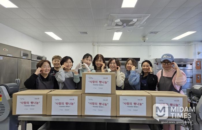 평생학습원 여성자원활동센터 ‘빵앤맘즈’ 팀이 지난 23일 지역 센터 아동들에게 전달하기 위한 빵을 정성껏 만들고 있다.