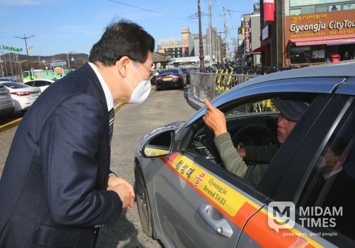 주낙영 경주시장이 택시 운수종사자와 만나 현장 의견을 청취하고 있다.