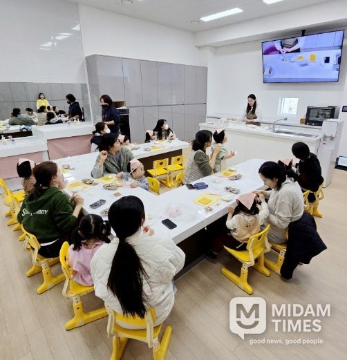 포항시아이누리센터를 체험중인 영유아와 보호자 사진.