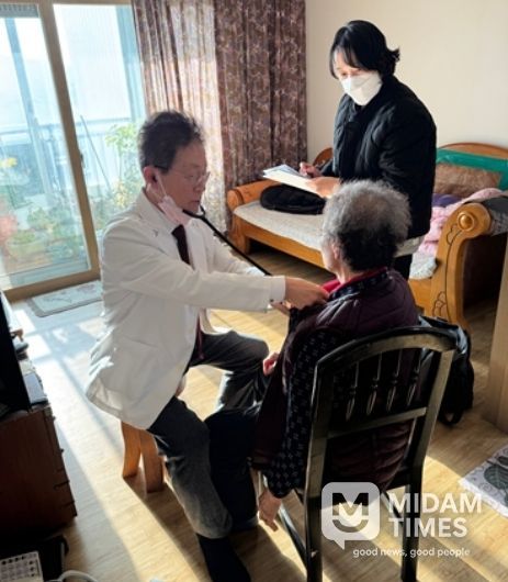 영천시보건소와 동산의원이 협력해 운영하는 재택의료센터가 지난 27일 첫 방문진료를 실시했다.