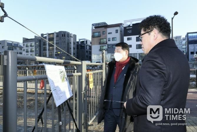 갈매2저류지에 방문해 갈매동 공영주차장 조성 사업 추진 현황을 보고받고 있는 백경현 구리시장