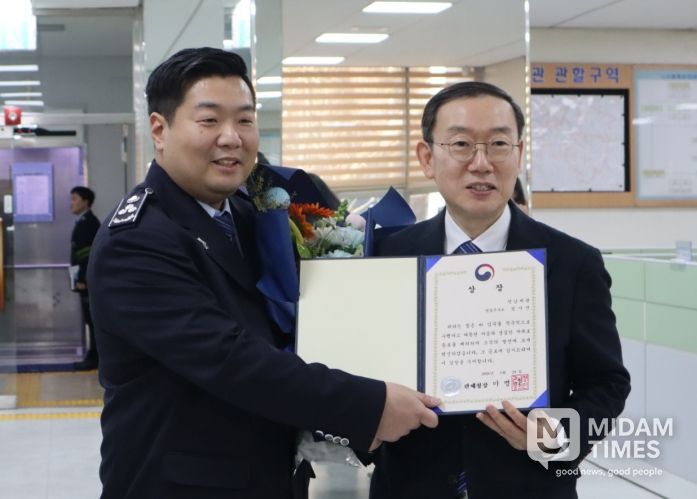 이명구 관세청장(오른쪽)이 29일 성남세관을 방문하여 정시진 주무관에게 상장과 포상금을 수여한 뒤 기념 촬영하고 있다.