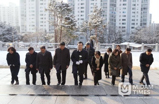 김성제 의왕시장, 시정 복귀…첫 행보로 현충탑 신년 참배