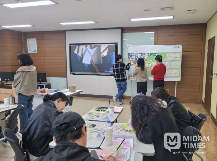 동료교사의 실천 경험 공유하는 참여․성찰 중심 R&D형 연수