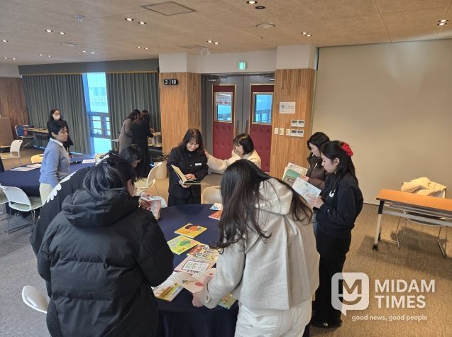 어린이집, 유치원 교사와 예비 교사들이 3일 교육연구정보원 박상진홀에서 '제2기 교육공동체 이음 연수' 활동을 하고 있다.