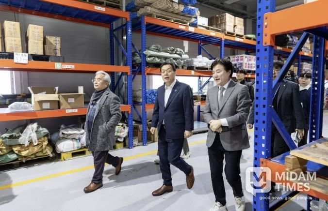 이재준 수원시장이 ㈜인성의 사업장을 둘러보고 있다.