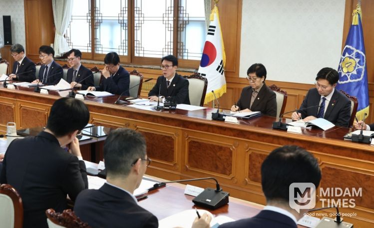 김민석 국무총리가 5일 세종대로 정부서울청사에서 열린 국토공간 대전환 범정부협의회를 주재하고 있다.