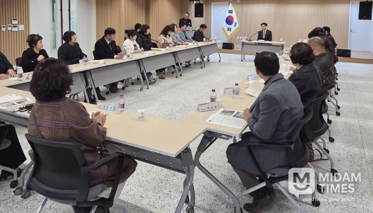 지난 6일 소통협력공간에서 열린 2026년 1분기 시정모니터위원 간담회에서 안병구 밀양시장이 위원들과 의견을 나누고 있다.