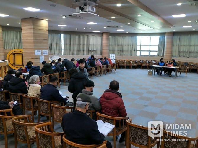 9일 포항 뱃머리 평생교육관 다목적실에서 수강신청 현장 지원창구를 운영하고 있다.