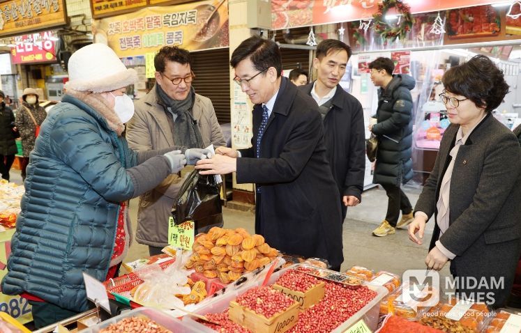 충북교육청, 설명절 앞두고 전통시장 상생 나서