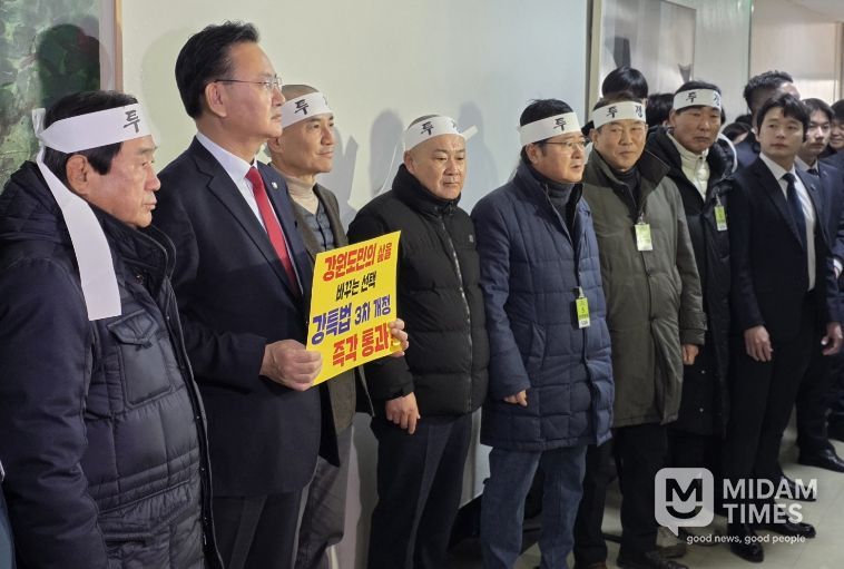 국회 천막농성 이틀 째, 오전 9시 50분, 법안심사소위원회 회의실 앞 찾아