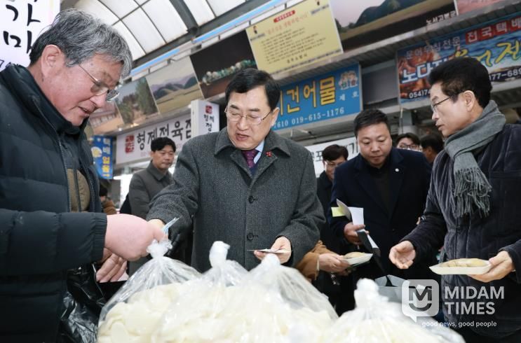 주낙영 경주시장, 설 앞두고 성동시장 장보기…전통시장에 민생 온기