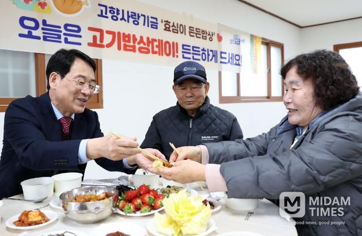 지난 10일 강진읍 발산마을경로당에서 식사중인 어르신들의 모습