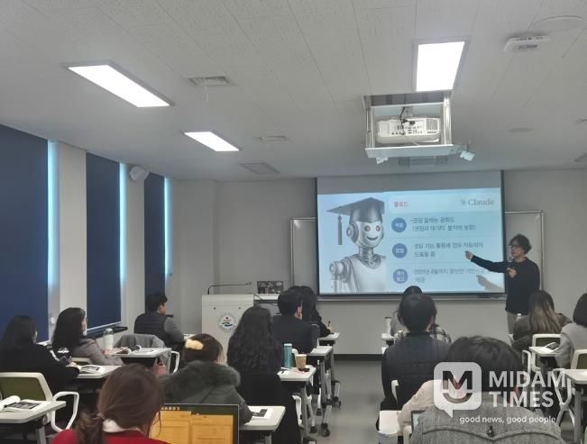 교육전문직 임용예정자들이 지난 6일 울산교육연수원에서 직무연수를 듣고있다