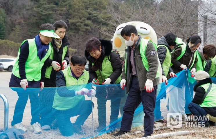 폐보도블록 재활용 사례 중 텃밭 통행로 조성