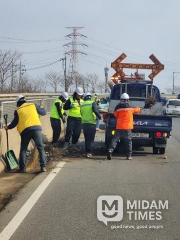 군산시, 설 명절 앞두고 자동차 전용도로·동백대교 대청소