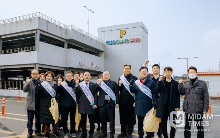 해남군의회, 설맞이 전통시장 장보기와 사회복지시설 위문