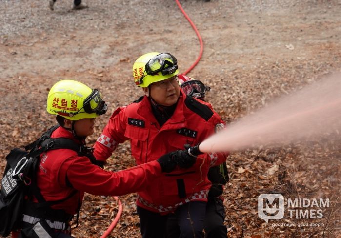 김인호 산림청장(오른쪽)이 11일 강원특별자치도 영월군에서 ‘산불재난 대응 합동 훈련’을 실시하고 있다.