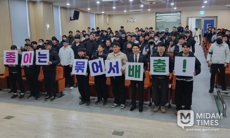 지난 11일 순천시 환경미화원들이 올바른 분리배출을 알리기 위해 ‘종이는 묶어서 배출!’ 퍼포먼스를 진행했다.