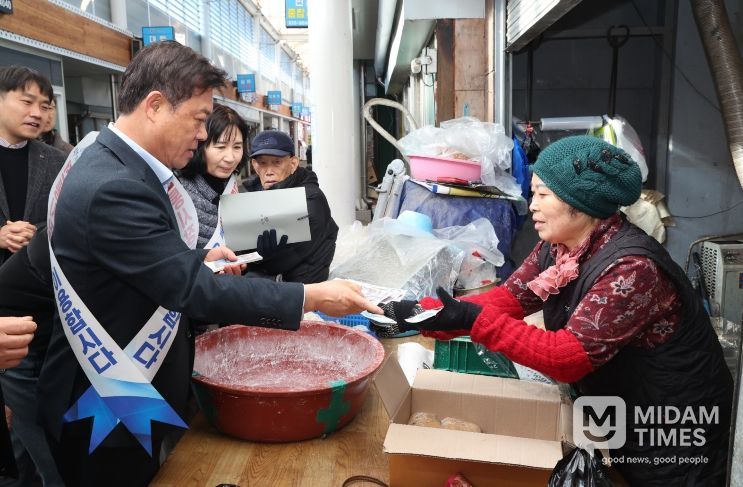 “설 장보기는 전통시장에서”… 정읍시, 민생 현장 살리기 ‘온힘’