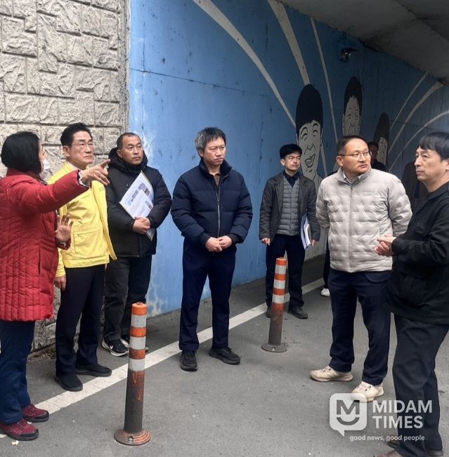 영천시 관계자들이 ‘주민과의 새해 인사회’에서 건의사항이 제기된 완산동 현장을 점검하고 있다.