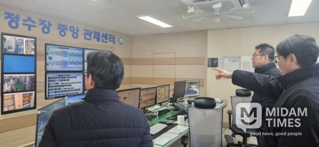 포항시 관계자가 제2수원지 정수장 중앙 관제센터를 방문해 위험요소 사전 차단을 위해 점검을 하고 있다.