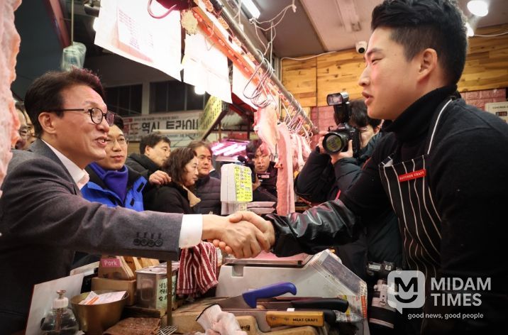 김민석 국무총리가 12일 설을 앞두고 물가를 점검하기 위해 청주 육거리종합시장을 찾아 상인들과 인사를 나누고 있다.