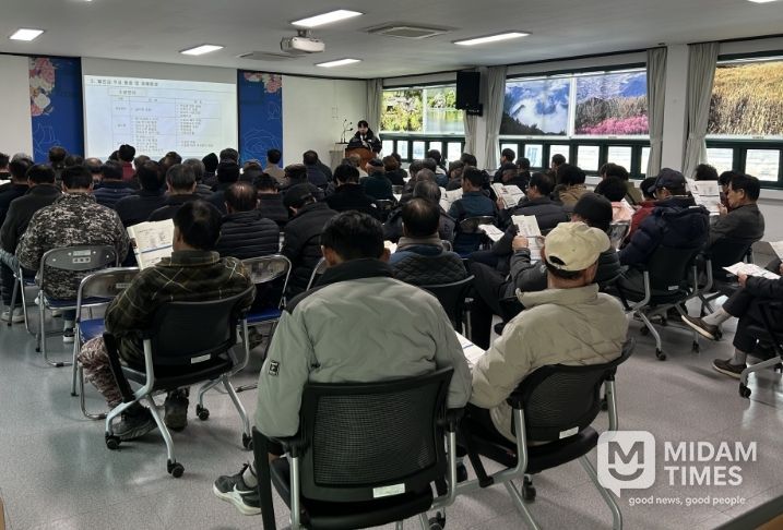 13일 상동면행정복지센터에서 경상북도 농업기술원 김시현 농업연구사가 임업인들을 대상으로 고품질 감 생산을 위한 기술 교육을 진행하고 있다.