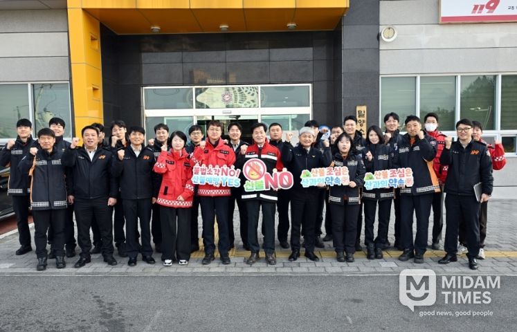 설 명절을 앞둔 13일, 안병구 밀양시장이 밀양소방서를 방문해 비상 대응 태세를 점검하고 대원들을 격려하며 단체 사진을 촬영하고 있다.