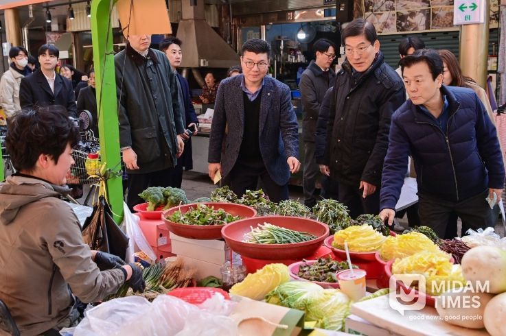 NH농협은행 진주시지부, 진주시복지재단에 성품 350만 원 상당 기탁