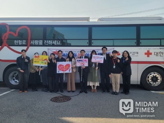 강북교육지원청 직원들이 13일 청사내에서 헌혈 봉사활동을 하고 기념사진을 찍고있다.