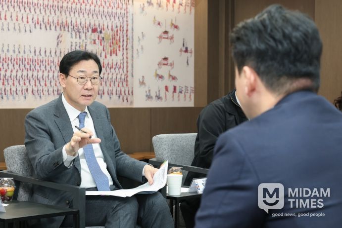 정명근 화성특례시장이 13일 시가 주최한 '생리용품 부담 완화를 위한 소통 간담회'에서 '(가칭) 코리요 생리대' 추진 취지에 대해 설명하고 있다.