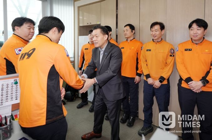 이재준 수원시장이 수원남부소방서 근무자들을 격려하고 있다.