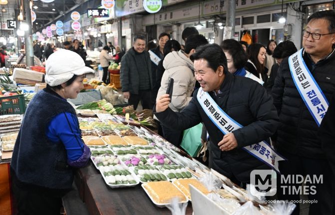 박정현 군수, 전통시장 방문