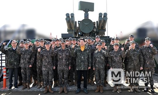 오세훈 서울시장이 16일(월) 1방공여단 방공진지 장병들과 기념사진을 촬영하고 있다.