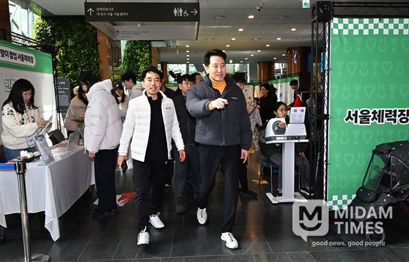 오세훈 서울시장이 16일(월) 서울시청 1층 로비에서 열리고 있는 ‘설맞이 서울체력장 팝업’을 둘러보고 있다. 서울체력장 팝업은 설 당일 포함 18일(수)까지 진행된다.