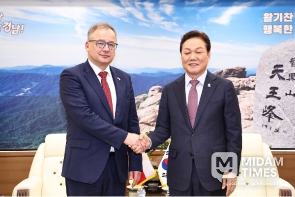 주한체코대사접견-(좌)이반얀차렉주한체코대사,(우)박완수경남도지사