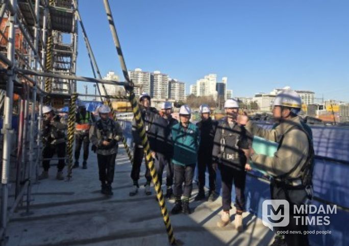 근로자 안전확인을 위한 가설이동통로 구조물 확인