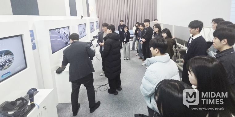 한국동서발전(주)과 함께하는 ‘EWP 직무이해캠프’ 2일차 VR 체험 활동 모습