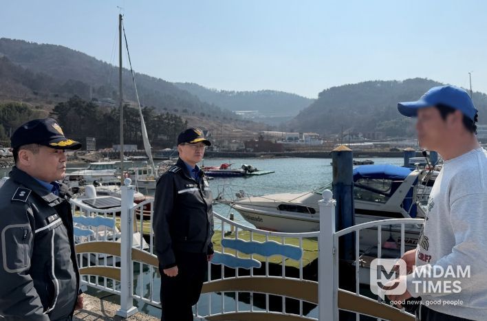 사천해경 장성환 서장이 조종면허 대행기관 점검 하는 모습