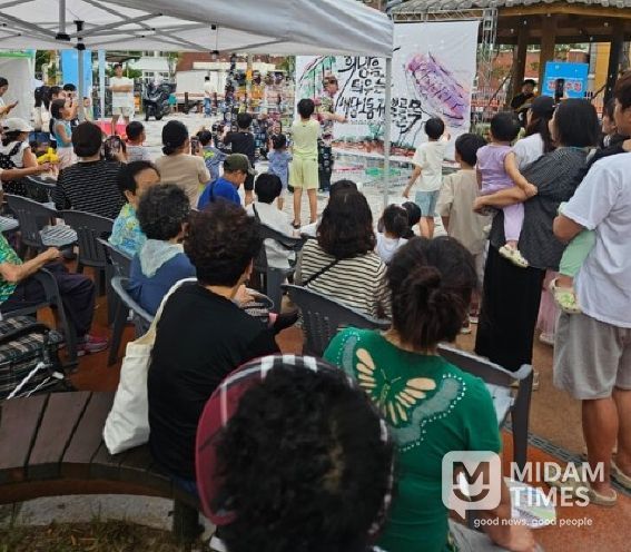 2025년 활력지원사업의 일환으로 진행한 내당희망피움축제 버블쇼 사진(대구서구,골목형상점가 관련사진)