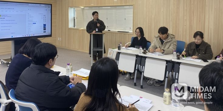 영천시 읍면동 통합돌봄 사업 담당자들이 역량 강화 교육을 듣고 있다.