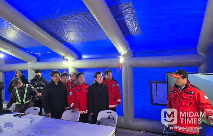 22일 충남 예산군 대술면 산불 발생 현장 인근에 설치된 산불현장통합지휘본부에서 김태흠 지사가 진화 상황을 듣고 있다.