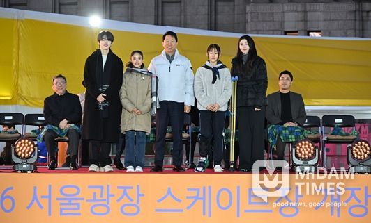 오세훈 서울시장이 지난해 12월 ‘서울광장 스케이트장 개장식’에서 서울시청 소속 심석희(오른쪽에서 두 번째)‧차준환 선수(왼쪽에서 두 번째), 빙상종목 유망주 선수들과 기념 촬영하고 있다.