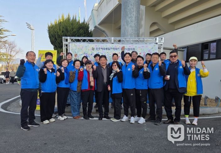 - 민주평통 밀양시협의회 회원들이 캠페인을 후 기념 촬영을 하고 있다.
