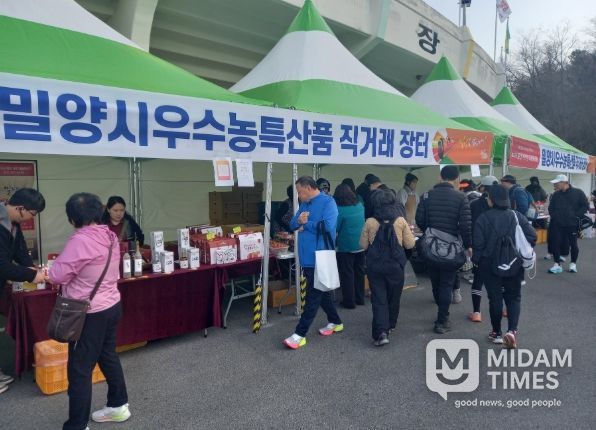 - 제22회 밀양아리랑마라톤대회 방문객과 시민들을 대상으로 청렴 홍보 부스를 운영하고 있다.