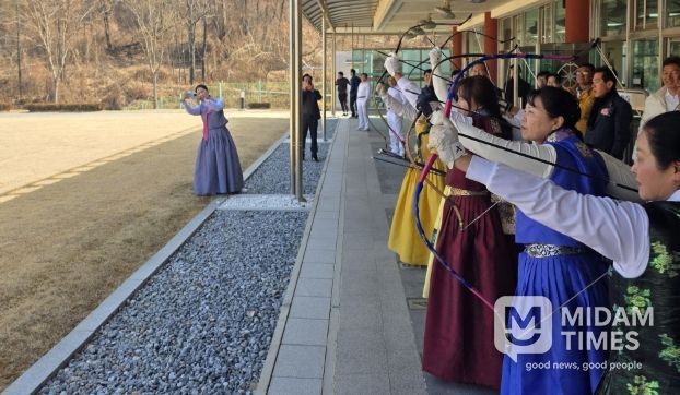 지난 21일 밀양시 국궁장에서 ‘제10회 밀양시궁도협회장배 궁도대회’ 경기가 진행되는 모습